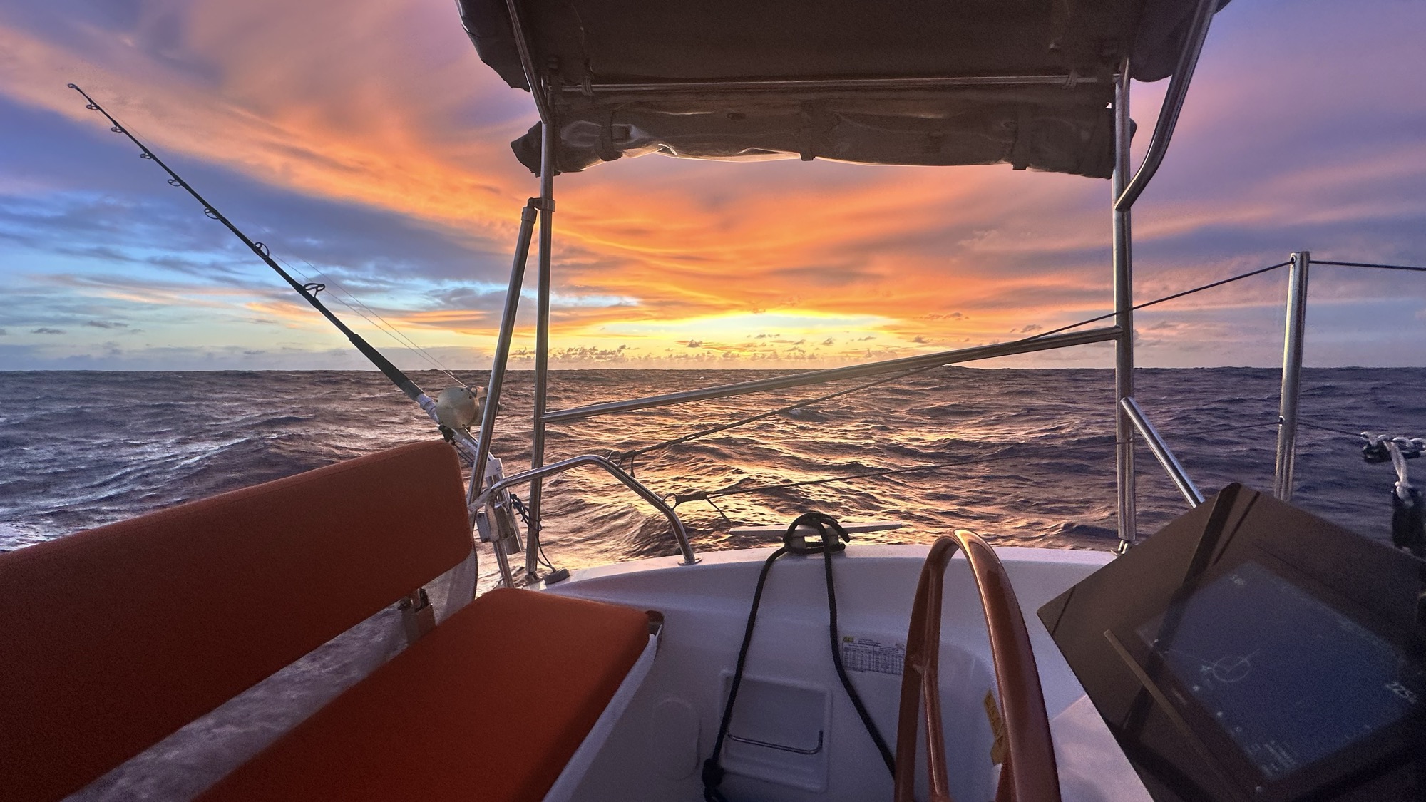Cockpit de Pélican au coucher du soleil, canne à pêche en action