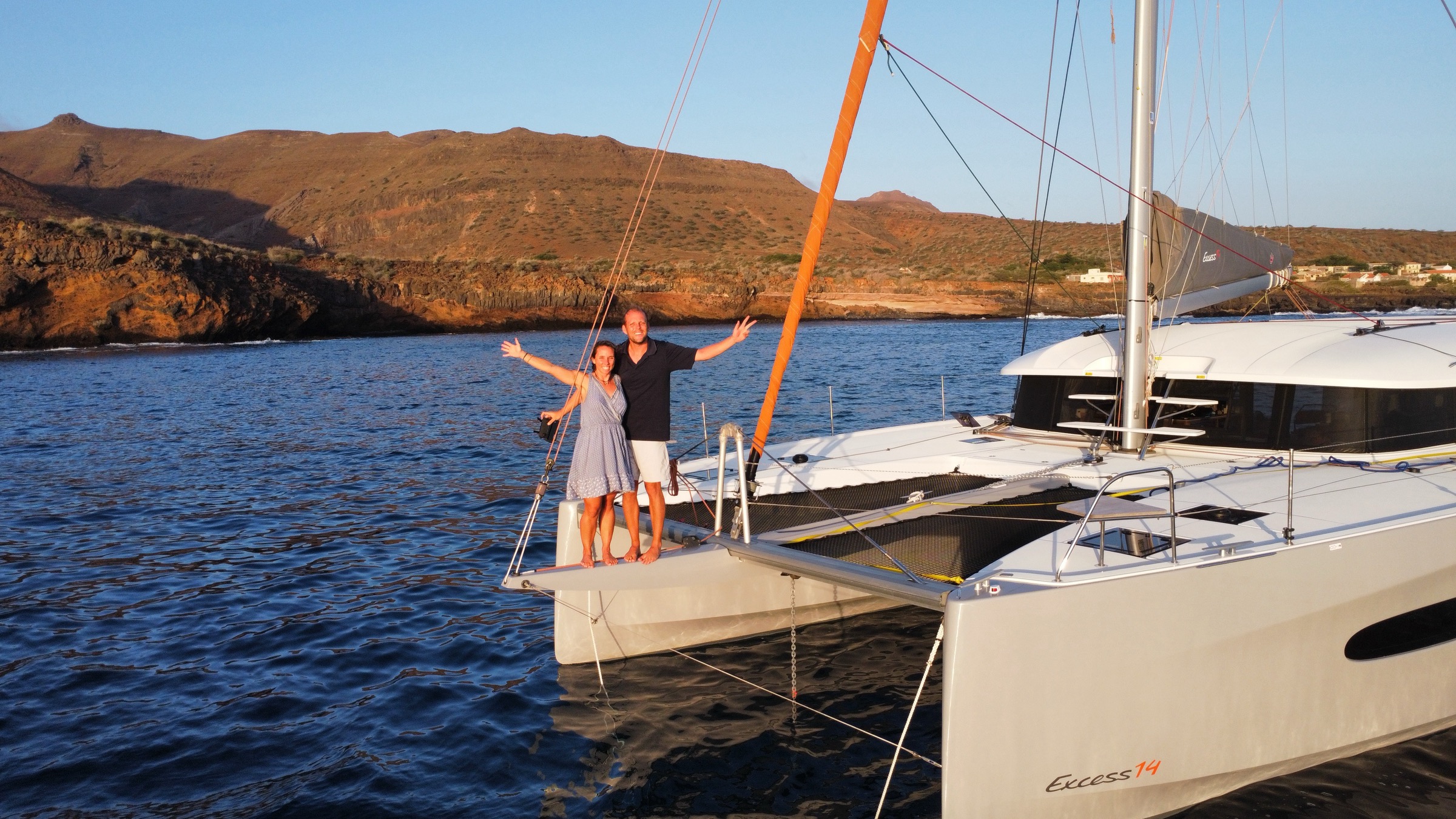 Audrey et Nicolas à l'avant de Pélican, coucher de soleil