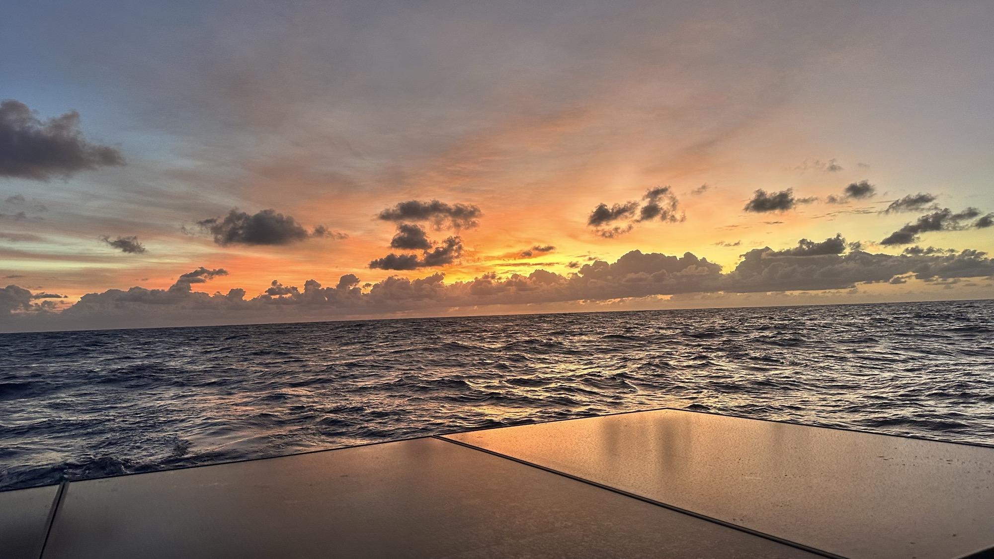 Vue depuis le pont de Pélican au coucher du soleil, océan Pacifique