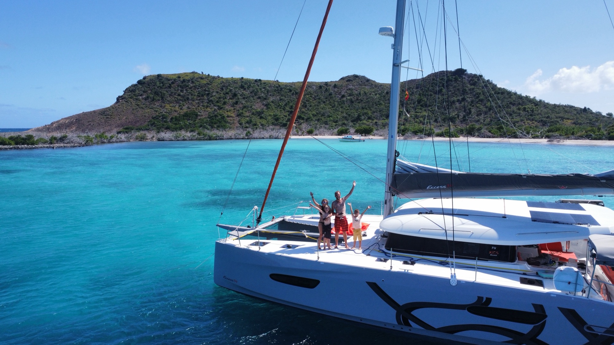 La famille sur le pont de Pélican, lagon turquoise, îles en arrière-plan