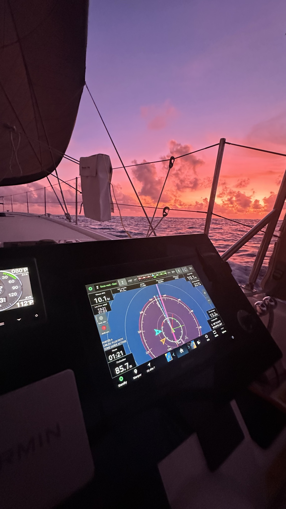Écran de navigation à bord de Pélican de nuit, vitesse au près de 10 nœuds, coucher de soleil