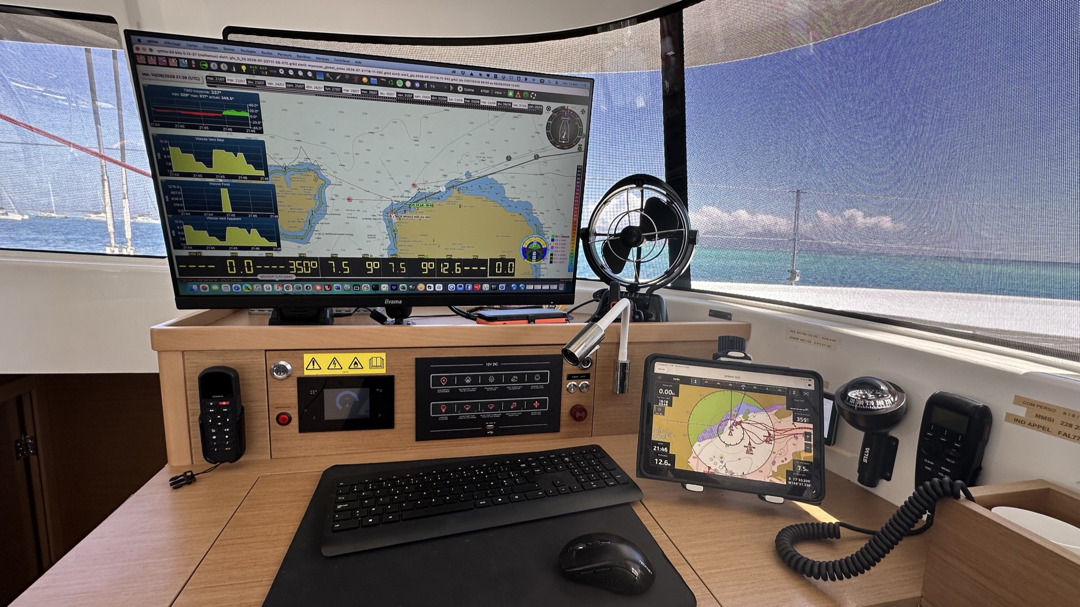 Table à carte de Pélican : écran 27 pouces, iPad, VHF et pilote automatique